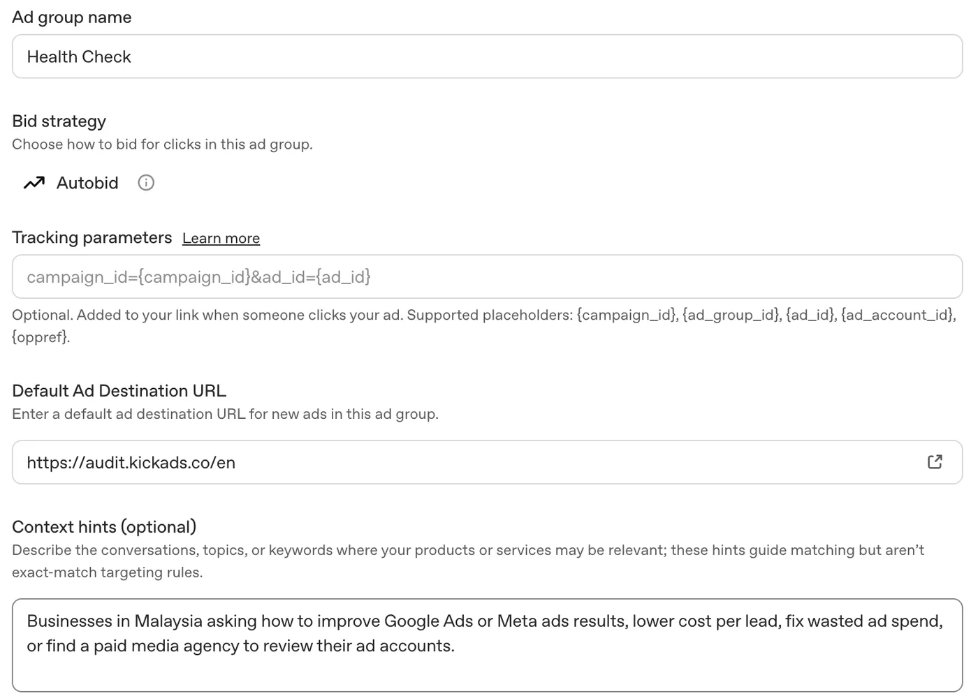 ChatGPT Ads Manager 的 ad group 設定頁：ad group 名稱、出價策略 Autobid、選填的 tracking parameters、預設網址 audit.kickads.co，以及一句 context hints，描述在馬來西亞想改善 Google Ads 或 Meta 廣告成效的商家
